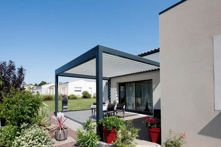 Installation d'une pergola bioclimatique par Moyse 3D