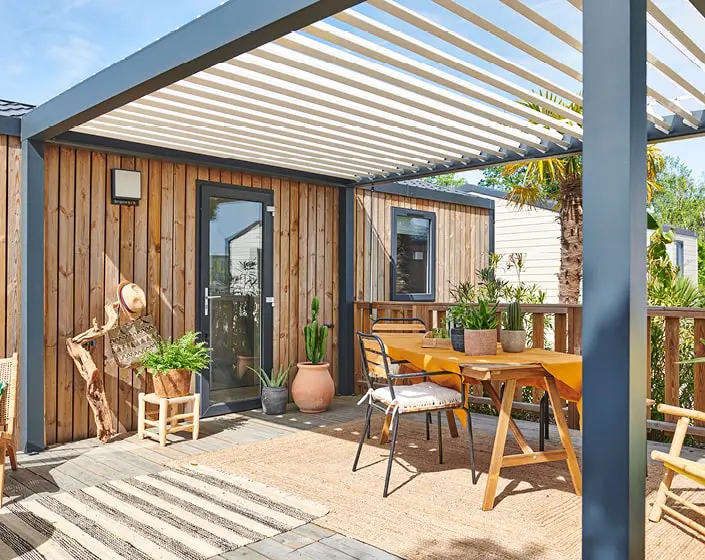 Installation d'une pergola bioclimatique par Moyse 3D